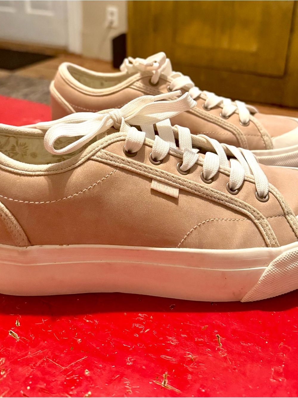 Roxy Low-Top Lace-Up Sneakers